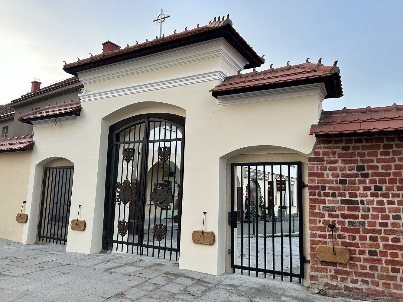 Remont portalu muru Kościoła w Niepołomicach Remont portalu muru Kościoła w Niepołomicach