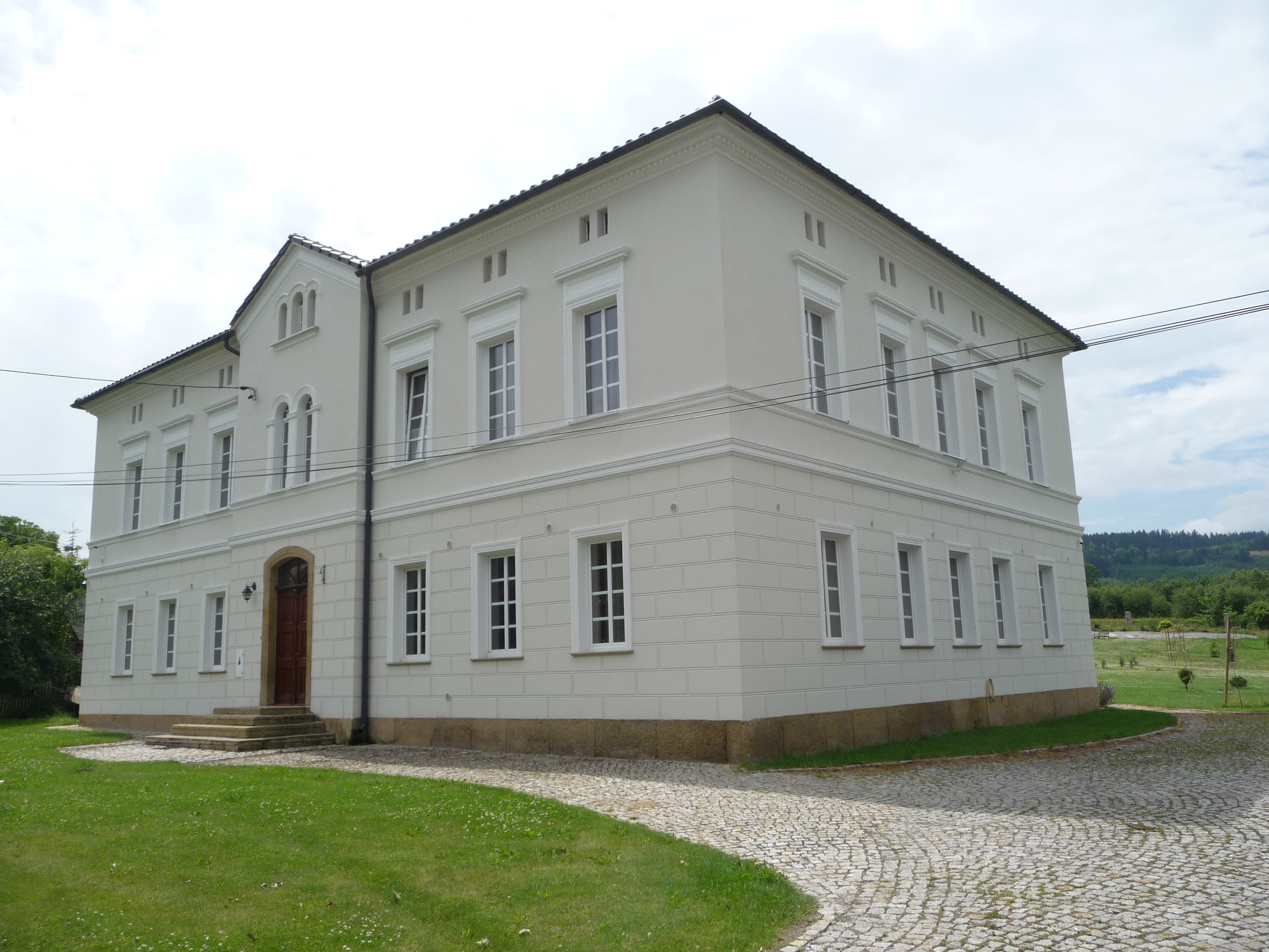 Remont elewacji zabytkowego budynku z 1863 r., Dobromyśl k. Kamiennej Góry